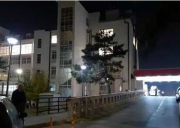 E rëndë: 34-vjeçarja hidhet nga kati i dytë i banesës në Mitrovicë, shpëton mrekullisht – dërgohet në QKUK