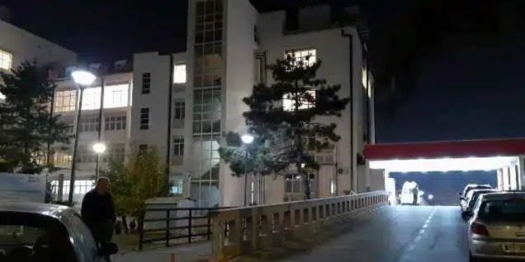 E rëndë: 34-vjeçarja hidhet nga kati i dytë i banesës në Mitrovicë, shpëton mrekullisht – dërgohet në QKUK