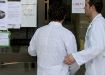 Nuk i bind rritja e pagave, 31 mjekë ikën për 35 ditë nga Kosova