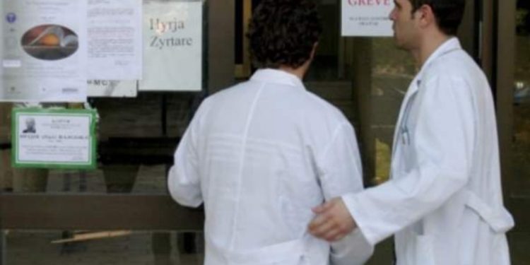 Nuk i bind rritja e pagave, 31 mjekë ikën për 35 ditë nga Kosova