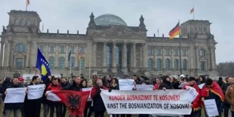 “Kundër bosnjizimit të Kosovës”, në Gjermani protestohet kundër Asociacionit