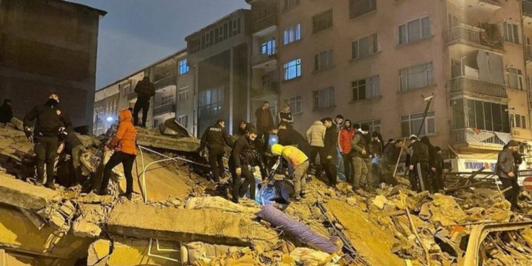 Shkon në mbi 41 mijë numri i viktimave nga tërmeti shkatërrues në Turqi e Siri