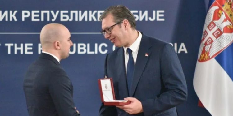 Vuçiqi dekoron Dejan Pantiqin, ish-pjesëtarin e Policisë së Kosovës të akuzuar për terrorizëm