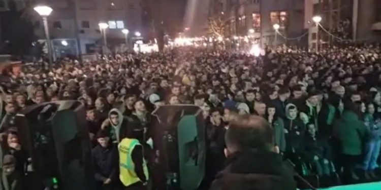 Mijëra qytetarë presin Trepçën në Mitrovicë pas fitimit të Kupës