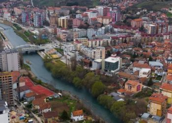 I armatosur i hyn në shtëpi e sulmon, mitrovicasi paraqet rastin në polici
