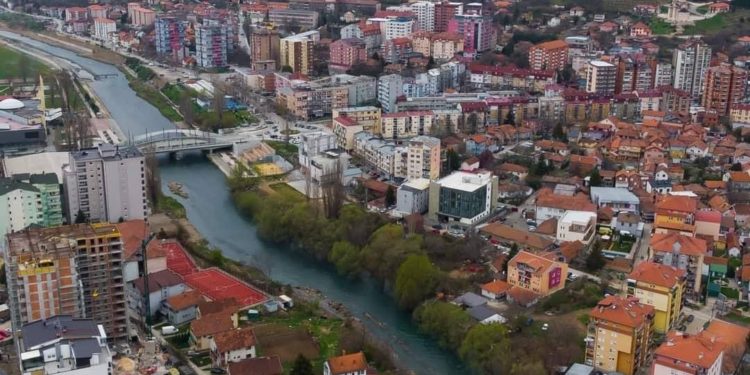 I armatosur i hyn në shtëpi e sulmon, mitrovicasi paraqet rastin në polici