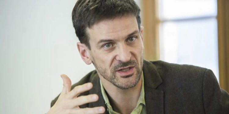 Nic: Serbia po shfrytëzon krizën për të fituar kohë, Kurti po i ofron asaj “një tabaka të argjendtë”