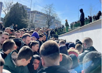Mitrovicasit zgjohen me ‘alarm’ për ta siguruar biletën për ndeshjen Trepça – Peja (FOTO)