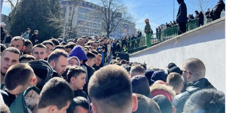 Mitrovicasit zgjohen me ‘alarm’ për ta siguruar biletën për ndeshjen Trepça – Peja (FOTO)