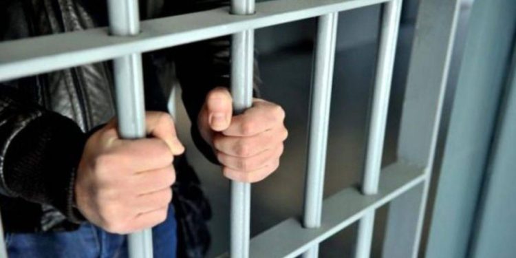 Tentoi ta vrasë gruan me sëpatë, ky është mitrovicasi që përfundoi në paraburgim