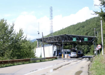 Në një rrugë afër kufirit në Bërnjak gjenden pengesa, policia po e heton rastin