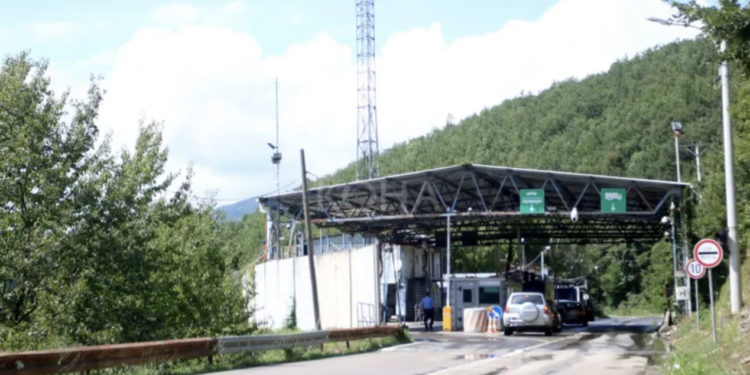 Në një rrugë afër kufirit në Bërnjak gjenden pengesa, policia po e heton rastin