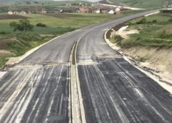 Ministri i Infrastrukturës tregon pse rruga për në Mitrovicë nuk ka përfunduar “kurrë”