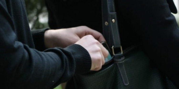 Gruaja në Mitrovicë raporton se dy persona ia kontrollojnë vazhdimisht çantën dhe telefonin