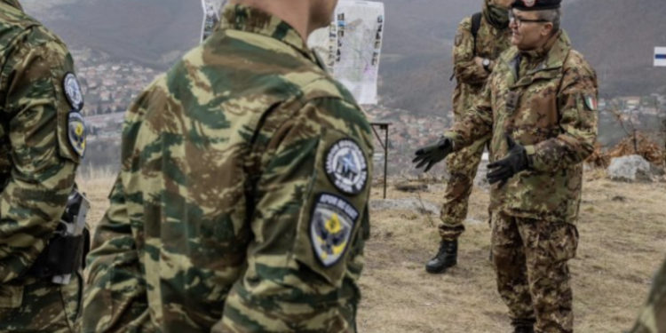 Komandanti i KFOR’it vizitoi ushtarët në Zveçan