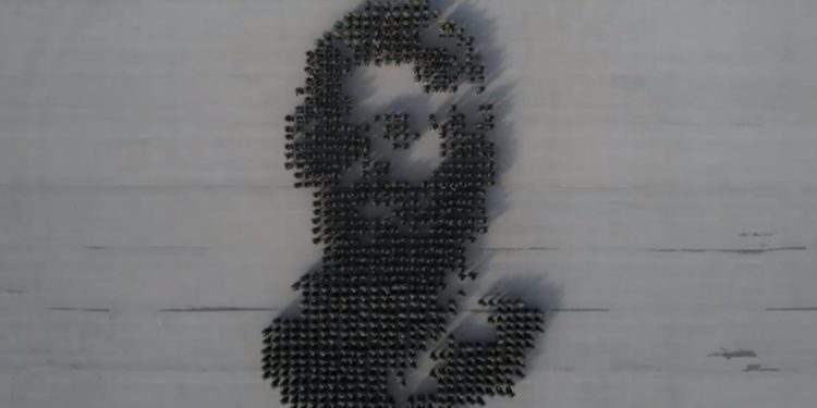 Për nder të 25-vjetorit të Epopesë së UÇK-së, 784 ushtarë të rreshtuar formojnë portretin e Adem Jasharit