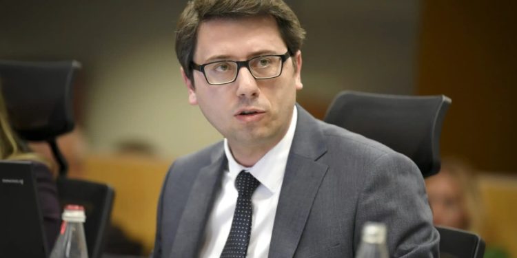 Qeveria merr një vendim për sektorin privat, ka të bëjë me rrogat e punëtorëve