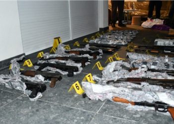 Kapet grupi kriminal që dyshohet për trafikim me armë: Pesë persona të arrestuar në Mitrovicë e Prishtinë