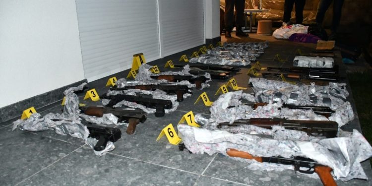 Kapet grupi kriminal që dyshohet për trafikim me armë: Pesë persona të arrestuar në Mitrovicë e Prishtinë
