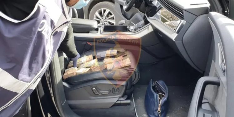 Kapet me 113 mijë euro në veturë shefi i stërvitjes i Njësisë Speciale të Policisë në Shqipëri