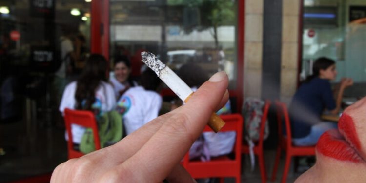 Kaq dënohesh nëse kapesh duke pirë duhan në ambientet e mbyllura