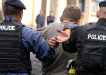 Dy të arrestuar për posedim droge në magjistralen Klinë-Mitrovicë