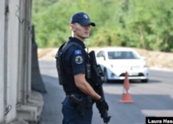 Ambasadorët e SHBA-së dhe Gjermanisë reagojnë pas djegies së veturave në veri