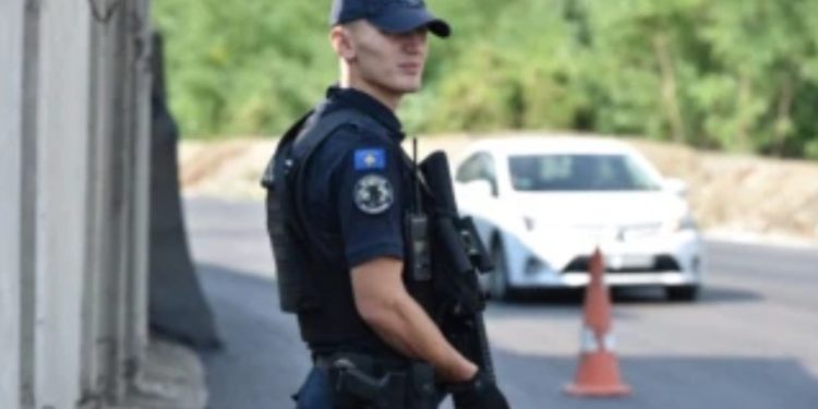 Ambasadorët e SHBA-së dhe Gjermanisë reagojnë pas djegies së veturave në veri