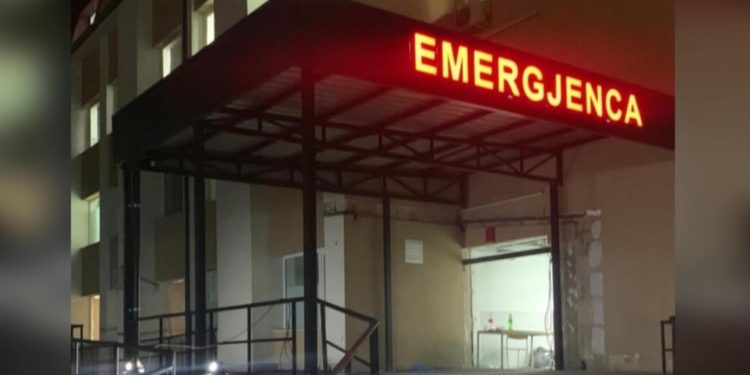 E rëndë në Mitrovicë: Vajza 24-vjeçare tenton t’i jap fund jetës, dërgohet me urgjencë në spital