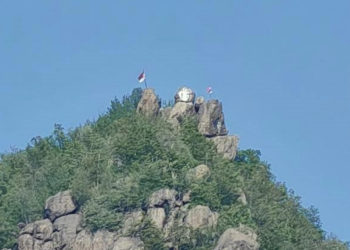 Flamuri kuq e zi u vendos në një fshat të Zveçanit, tash raportohet se është larguar dhe zëvendësuar me dy flamuj serb