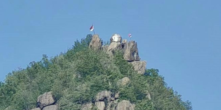 Flamuri kuq e zi u vendos në një fshat të Zveçanit, tash raportohet se është larguar dhe zëvendësuar me dy flamuj serb