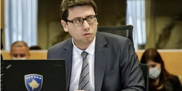Murati: 2 mijë të punësuar në “Superpuna” për muajin mars, mbi 51 përqind janë vajza