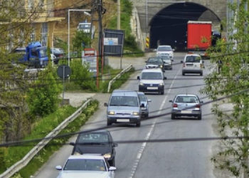 Nxehen gjakrat në trafik: Babë e bir kërcënohen nga disa vëllezër në Mitrovicë