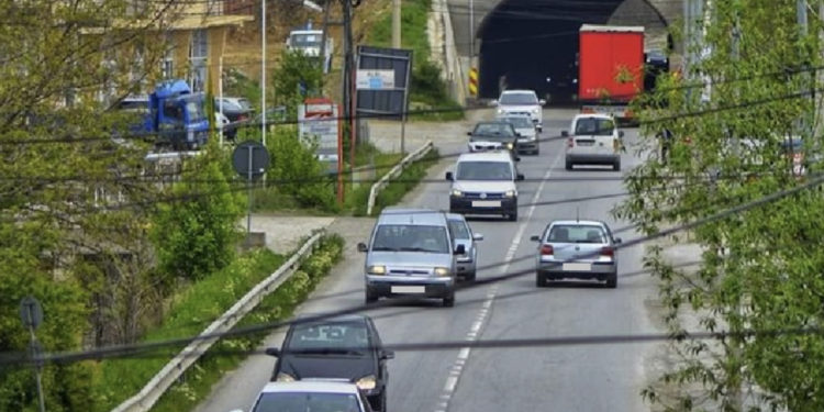 Nxehen gjakrat në trafik: Babë e bir kërcënohen nga disa vëllezër në Mitrovicë