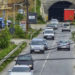 Nxehen gjakrat në trafik: Babë e bir kërcënohen nga disa vëllezër në Mitrovicë