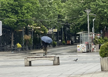 Vranësira e reshje shiu edhe sot, temperaturat deri në 19 gradë