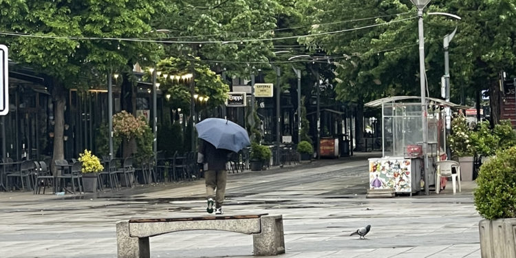 Vranësira e reshje shiu edhe sot, temperaturat deri në 19 gradë
