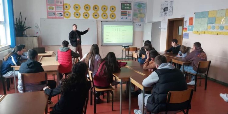 Në shkollat e Mitrovicës mbahen ligjërata për orientimin e të rinjve në karrierë
