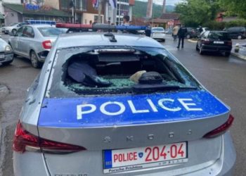 Thyhen xhamat e veturës së Policisë në Zveçan