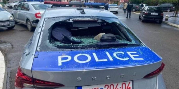 Thyhen xhamat e veturës së Policisë në Zveçan