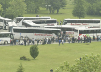 Kompanitë kosovare transportojnë serbët e Veriut për në tubimin e Vucicit në Beograd