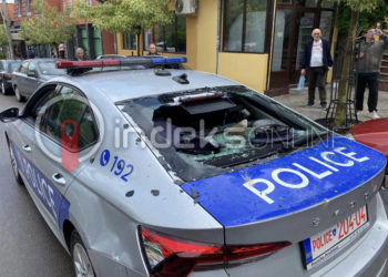 Tensionohet situata në veri, serbët shkatërrojnë veturat e Policisë së Kosovës në Zveçan (Video/foto)