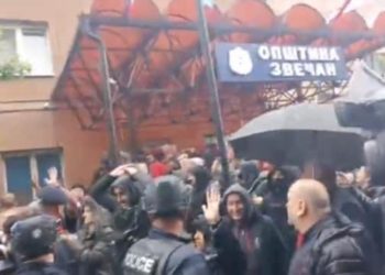 Lajmi i fundit: Kryetari i Zveçanit arrin të hyjë në objektin e komunës