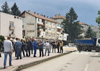 Lëvizje të shtuara të kamionëve në Veri në pikat ku vendosen barrikada