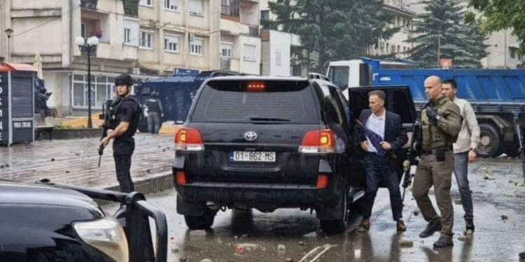 Kryetari i Leposaviqit: Të hënën dalë në zyrë, s’mund të na ndalojë dikush që gjuan gurë