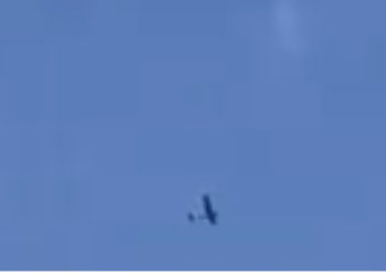 Droni në formë aeroplani fluturon mbi Leposaviq (Pamje)