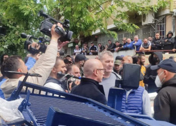 Goran Rakiq goditet me shishe në protestën në Veri