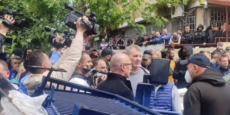 Goran Rakiq goditet me shishe në protestën në Veri