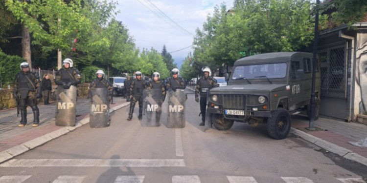 KFOR i bën thirrje Kosovës dhe Serbisë: Përmbahuni nga veprimet që mund të shkaktojnë përshkallëzim