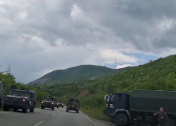 Një kolonë me automjete ushtarake të KFOR-it niset drejt Zveçanit